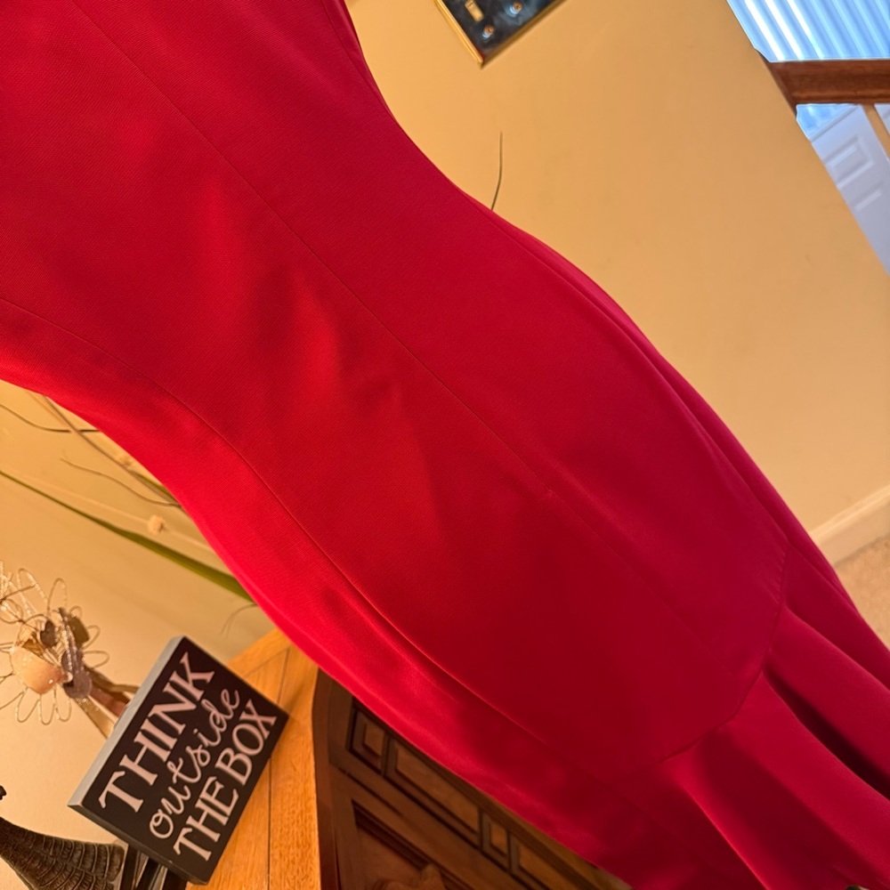 Elegant Red Sleeveless Tailored Dress - Picture 13 of 16